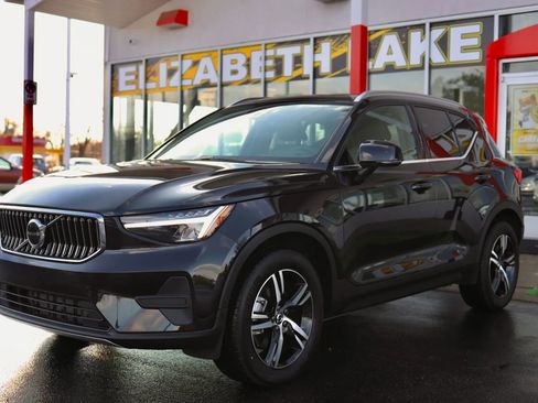 Used 2025 Volvo XC40 B5 Core image 1