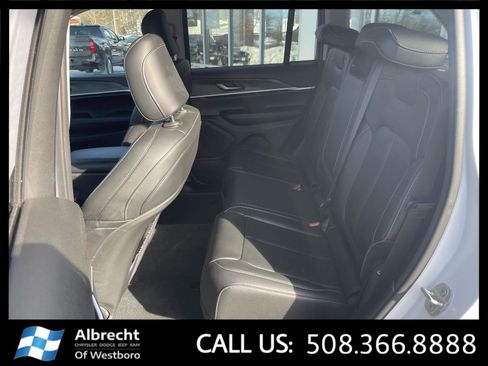 Used 2024 Jeep Grand Cherokee Limited image 12