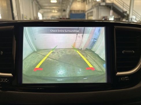 Used 2025 Chrysler Pacifica Select image 27