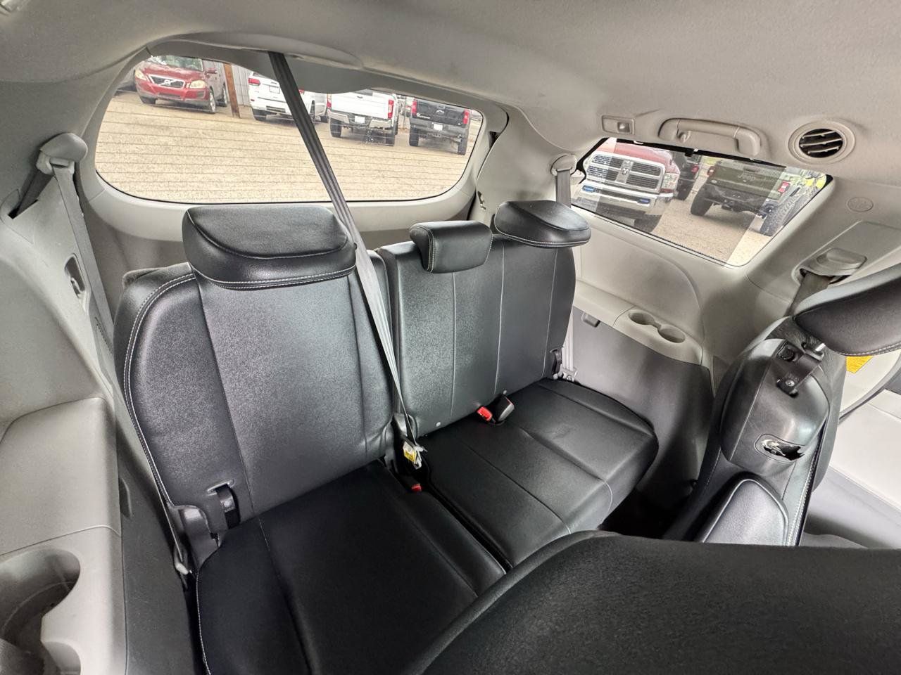 Used 2014 Toyota Sienna SE FWD image 12