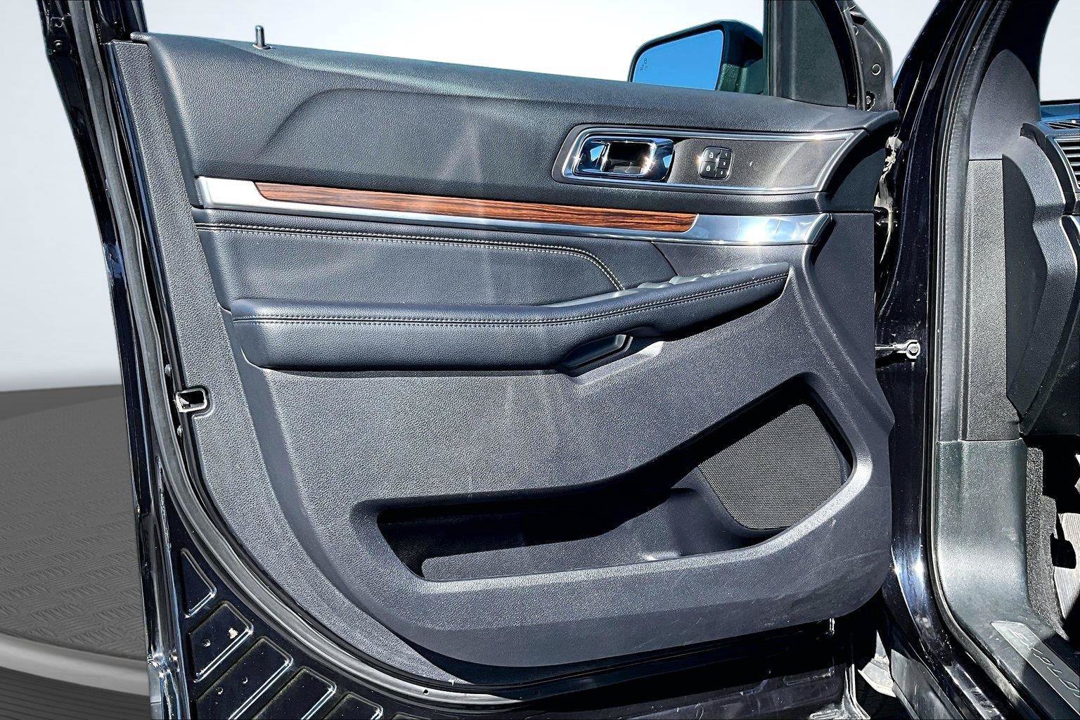 Used 2019 Ford Explorer Limited w/ Class II Trailer Tow Package AWD/4WD image 24