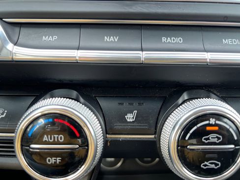 Used 2023 Genesis G70 2.0T image 30