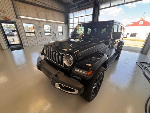 Certified 2025 Jeep Wrangler Unlimited Sahara AWD/4WD image 3