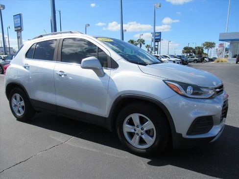 Used 2019 Chevrolet Trax LT w/ LT Convenience Package image 4
