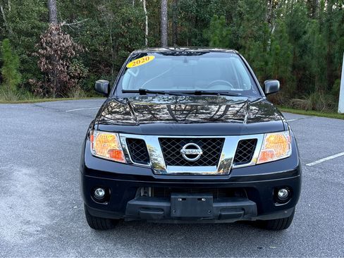 Used 2020 Nissan Frontier SV image 2