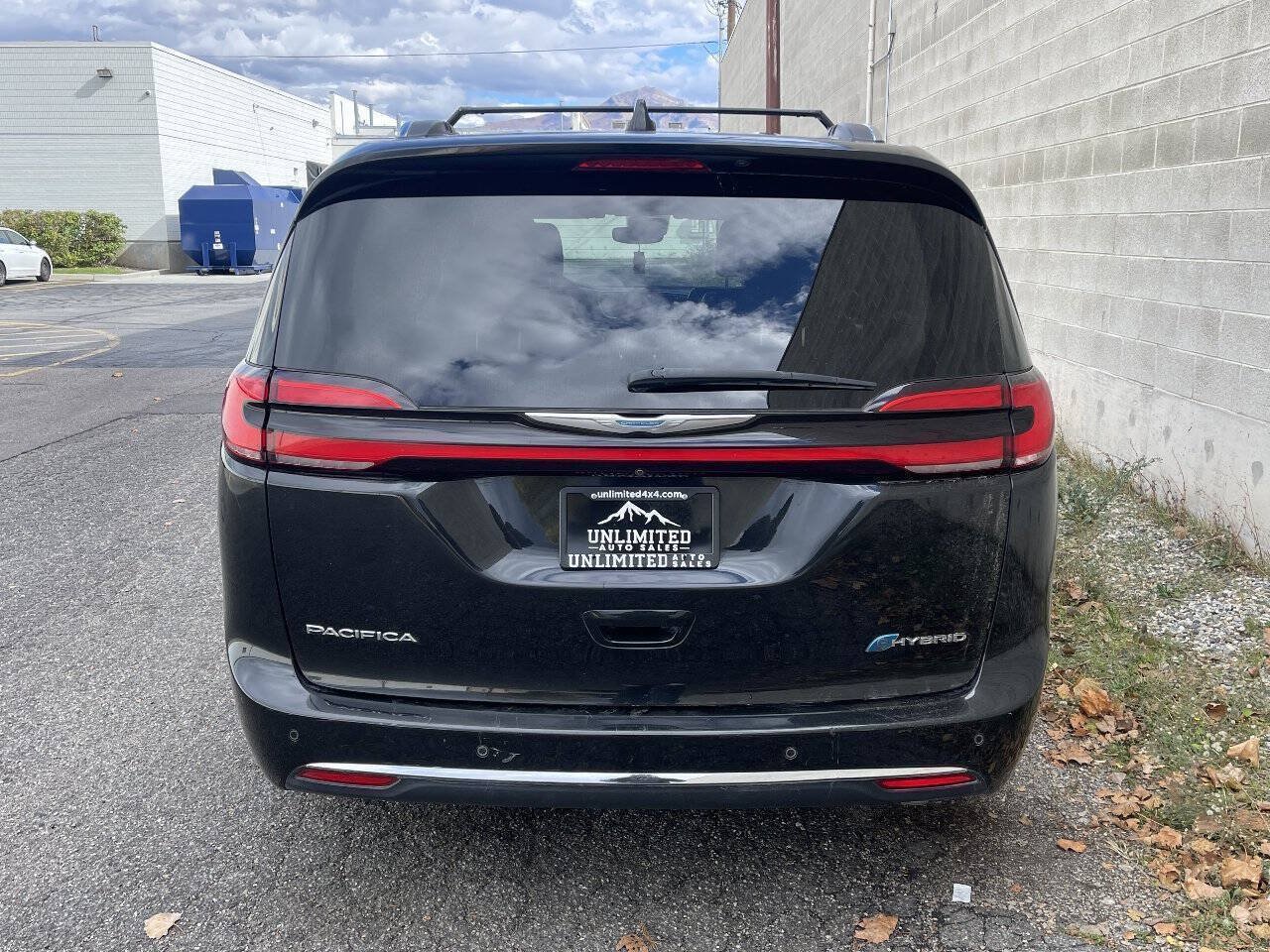 Used 2021 Chrysler Pacifica Touring-L FWD image 4