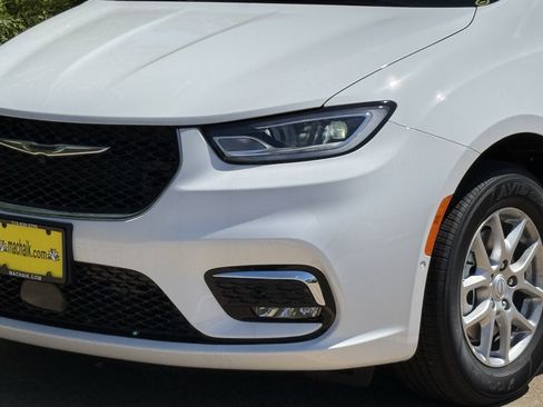 New 2026 Chrysler Pacifica Select image 8