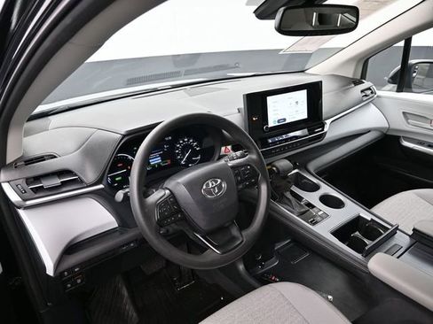Used 2025 Toyota Sienna LE image 29