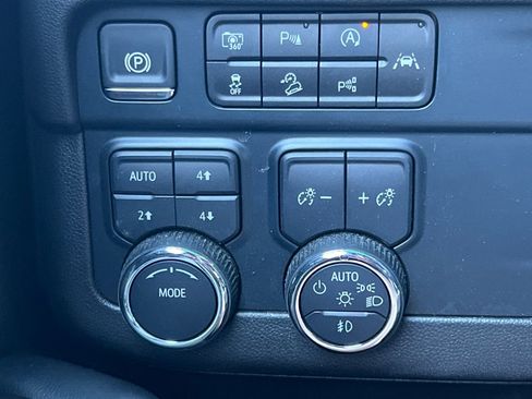 Used 2025 Chevrolet Suburban Z71 AWD/4WD image 40