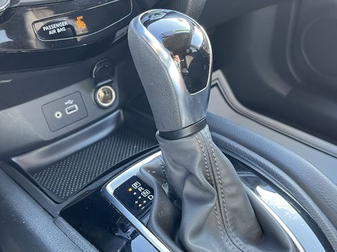 Used 2018 Nissan Rogue SV image 27