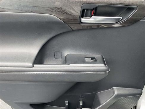 Used 2020 Toyota Highlander Platinum image 13