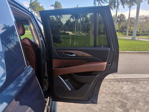 Used 2017 Cadillac Escalade Premium Luxury AWD/4WD image 38