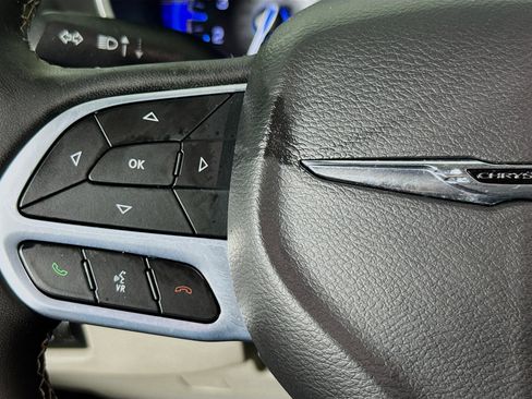 Used 2023 Chrysler Pacifica Touring-L image 13