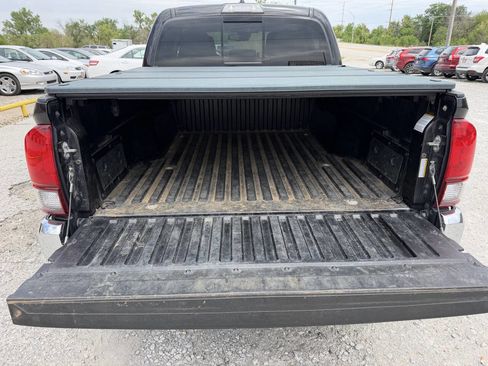 Used 2018 Toyota Tacoma SR5 AWD/4WD image 19