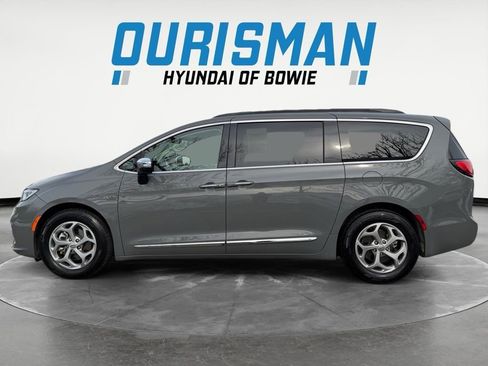 Used 2023 Chrysler Pacifica Limited image 7