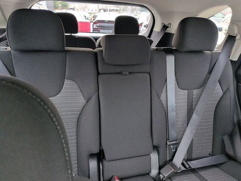 Used 2023 Kia Sorento LX image 8