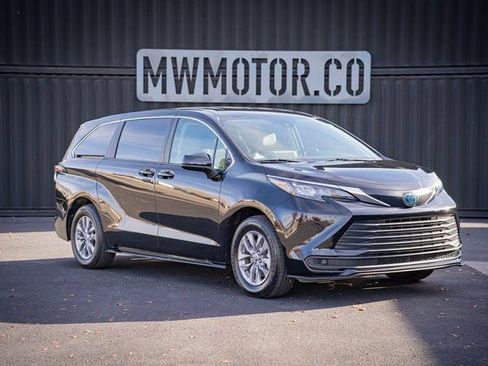 Used 2024 Toyota Sienna LE image 1