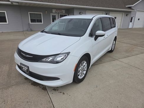 Used 2022 Chrysler Voyager LX image 1