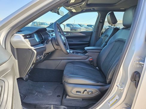 New 2025 Jeep Grand Cherokee Altitude image 9