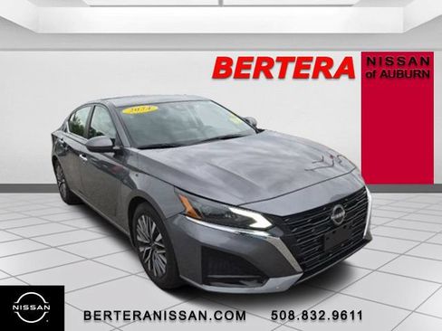 Used 2024 Nissan Altima 2.5 SV w/ SV Premium Package FWD image 4