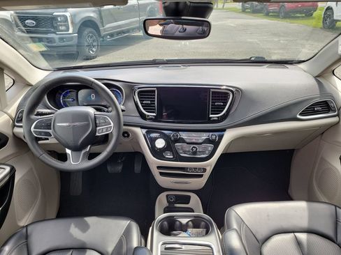 Used 2023 Chrysler Pacifica Touring-L FWD image 14