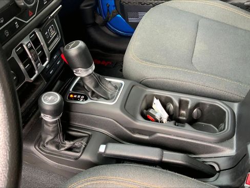 Used 2024 Jeep Gladiator Sport AWD/4WD image 16