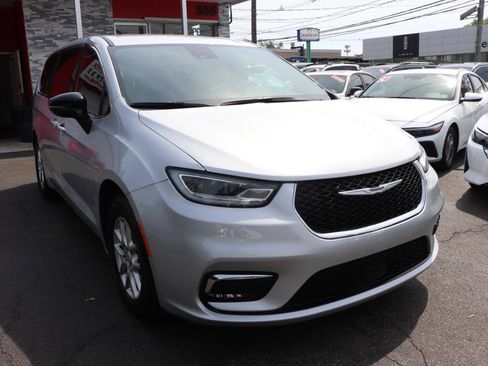 Used 2026 Chrysler Pacifica Select FWD image 7