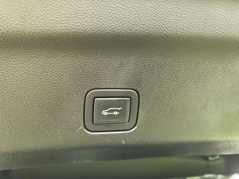 Used 2023 Chevrolet Suburban Premier image 10