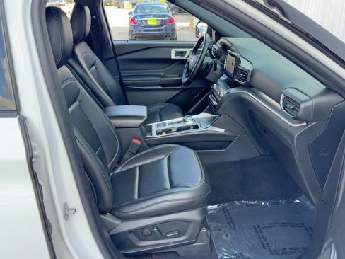 Used 2020 Ford Explorer XLT w/ Equipment Group 202A image 14