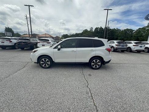Used 2018 Subaru Forester 2.5i Limited AWD/4WD image 2