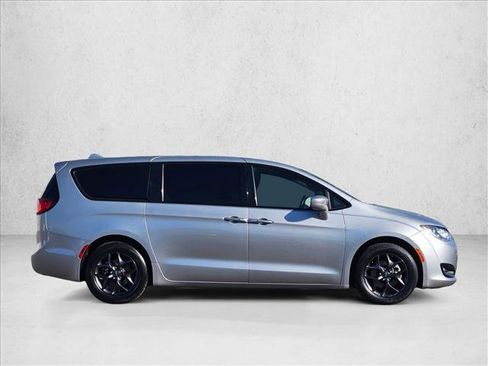 Used 2018 Chrysler Pacifica Touring Plus w/ S Appearance Package FWD image 4