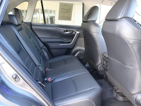 Used 2020 Toyota RAV4 XLE Premium image 22