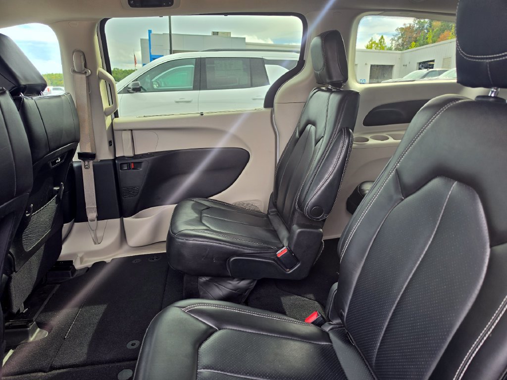 Used 2023 Chrysler Pacifica Touring-L FWD image 27