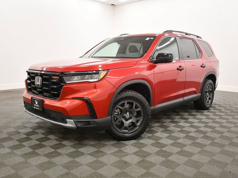 Certified 2025 Honda Pilot TrailSport image 2