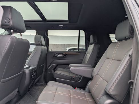 Used 2025 Chevrolet Suburban High Country AWD/4WD image 10