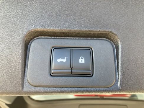 Used 2025 Nissan Rogue SV image 40