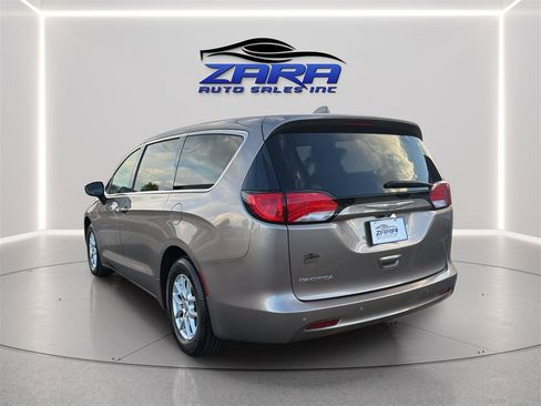 Used 2017 Chrysler Pacifica Touring FWD image 5