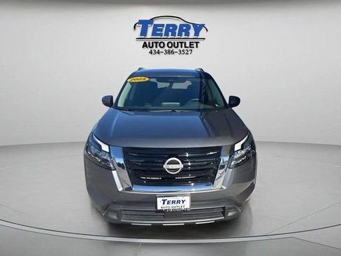Used 2025 Nissan Pathfinder SV image 3