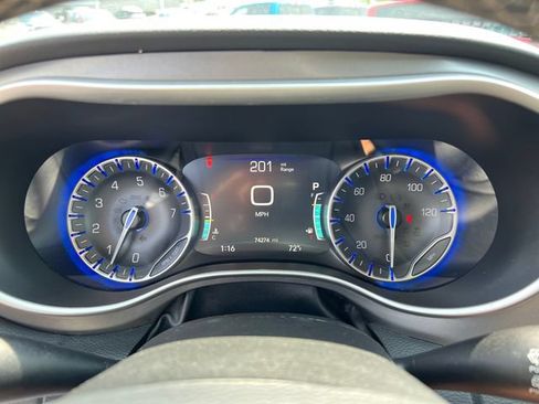 Used 2024 Chrysler Pacifica Touring-L FWD image 12