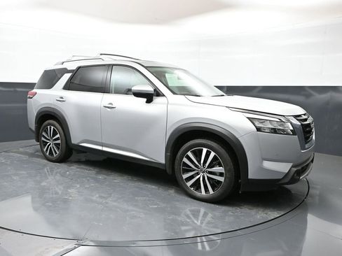 Used 2024 Nissan Pathfinder Platinum w/ Cargo Package AWD/4WD image 5