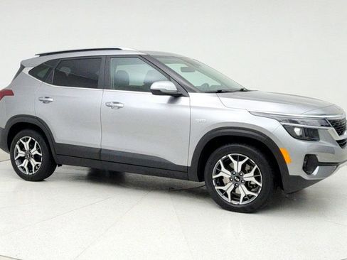 Used 2021 Kia Seltos EX image 3