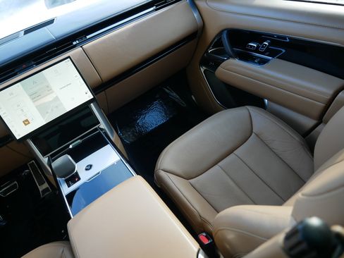 Used 2024 Land Rover Range Rover SE image 11