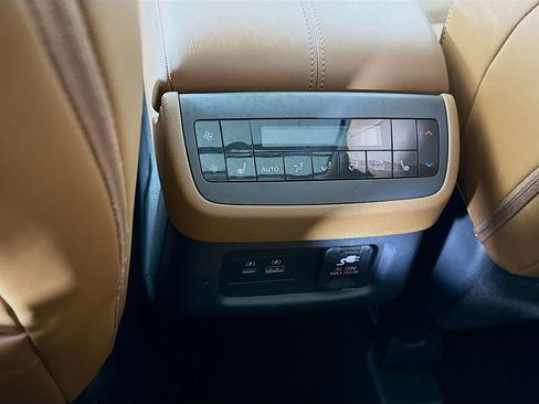 Certified 2025 Nissan Pathfinder Platinum AWD/4WD image 31
