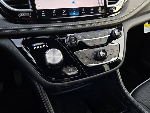 New 2026 Chrysler Pacifica Limited w/ Uconnect Theater Family Group image 23