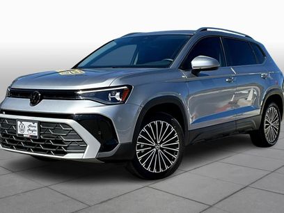 Used 2025 Volkswagen Taos SE w/ Panoramic Sunroof Package