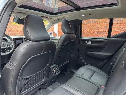 Used 2025 Volvo XC40 B5 Core image 24