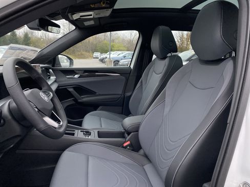 New 2025 Volkswagen Tiguan SE R-Line image 10