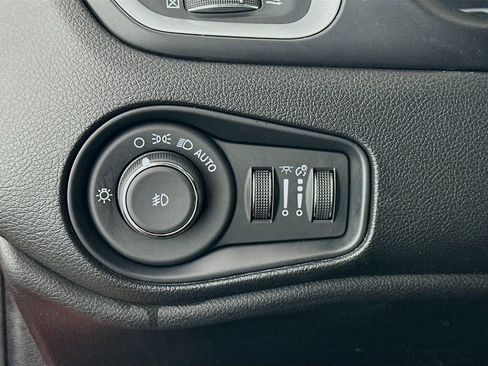 Used 2019 Jeep Renegade Latitude image 10