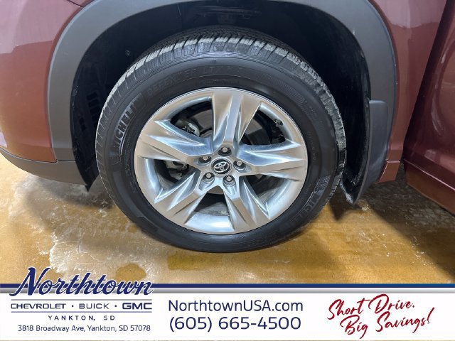 Used 2017 Toyota Highlander Limited AWD/4WD image 25