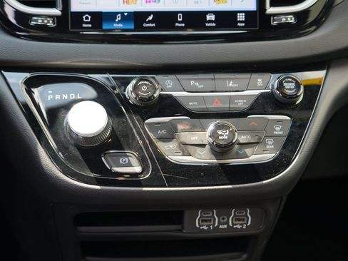 Used 2025 Chrysler Pacifica Select FWD image 22